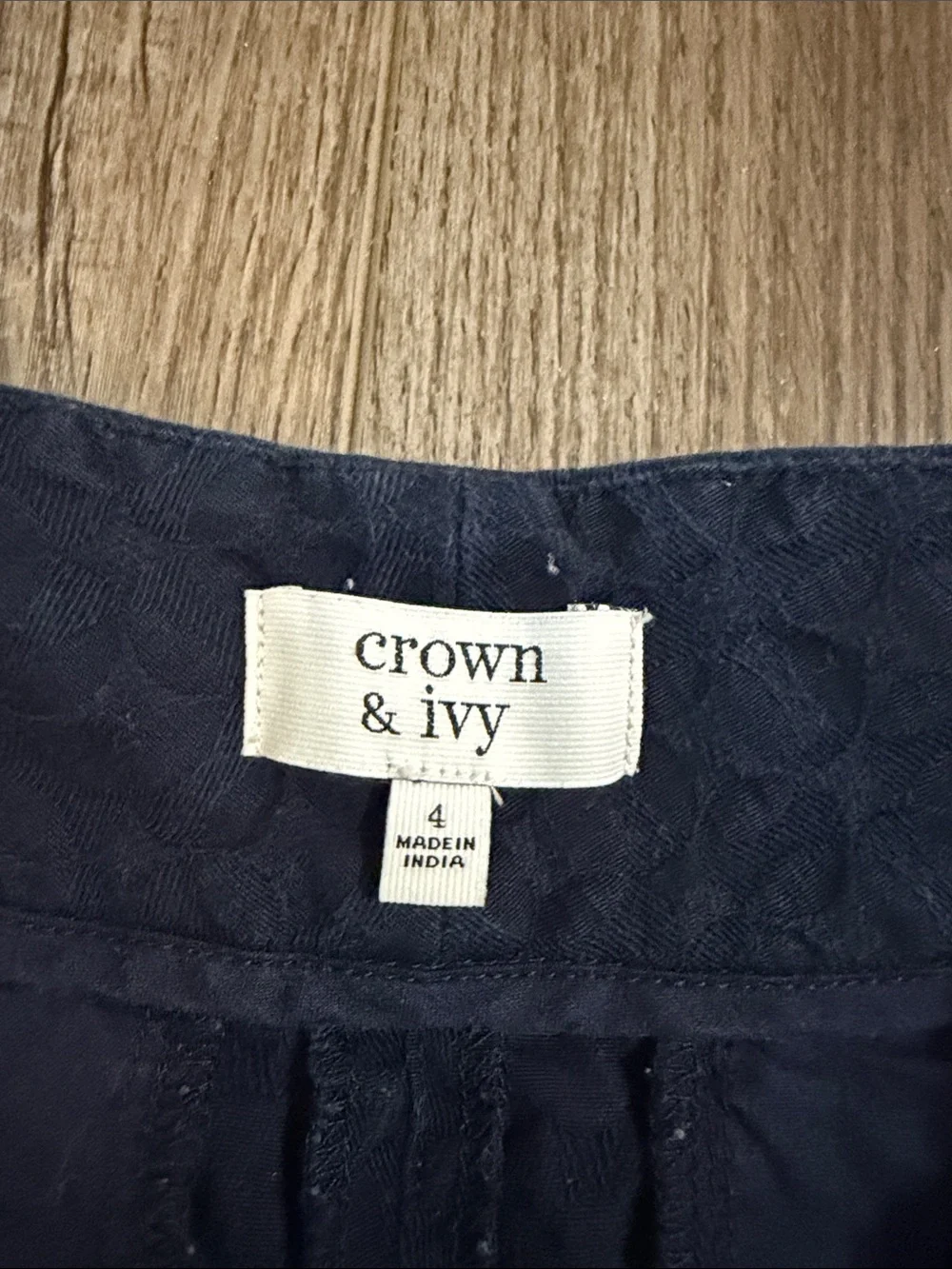 Crown and ivy scalloped shorts